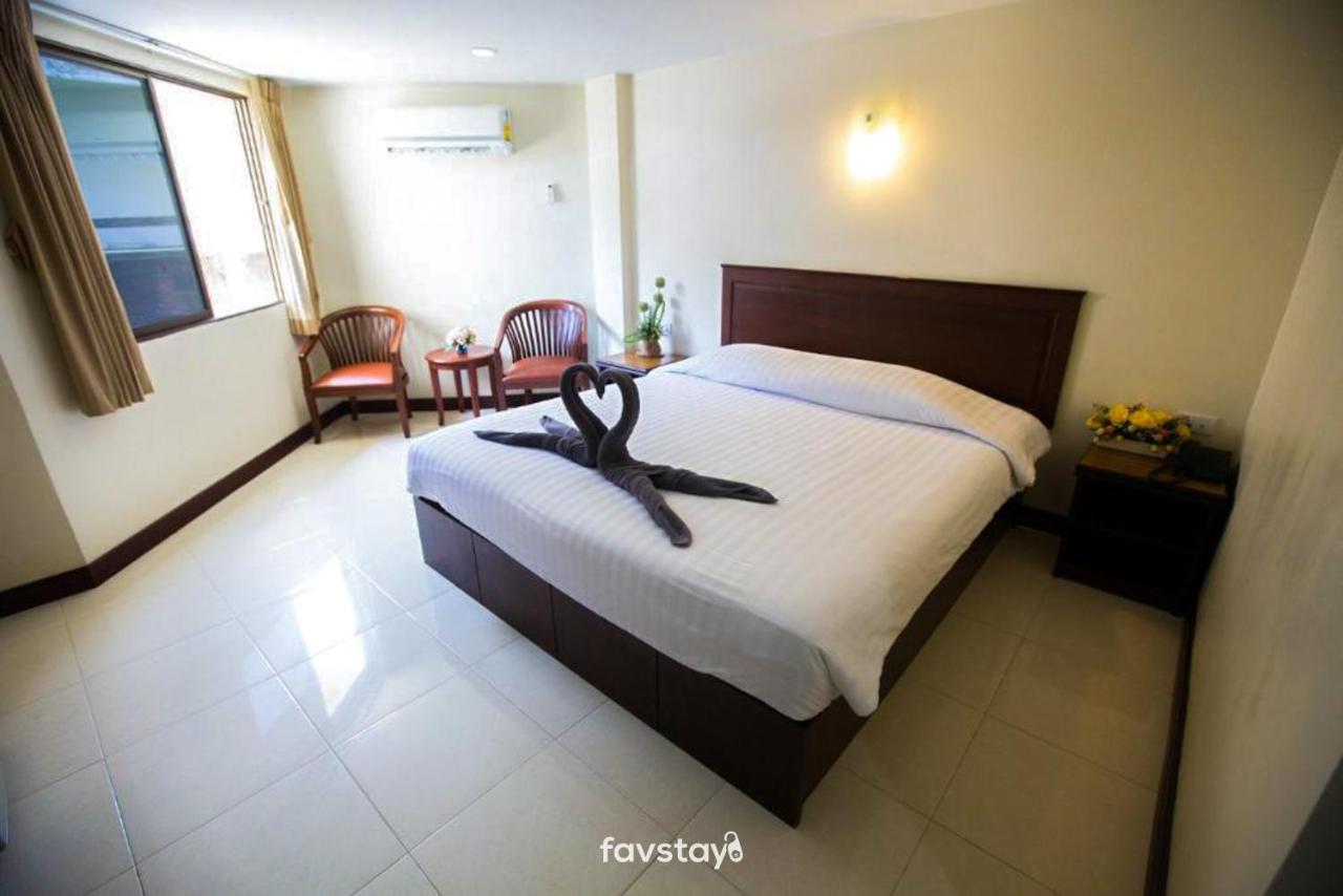 Twin Palms Suites And Residence Pattaya Bagian luar foto
