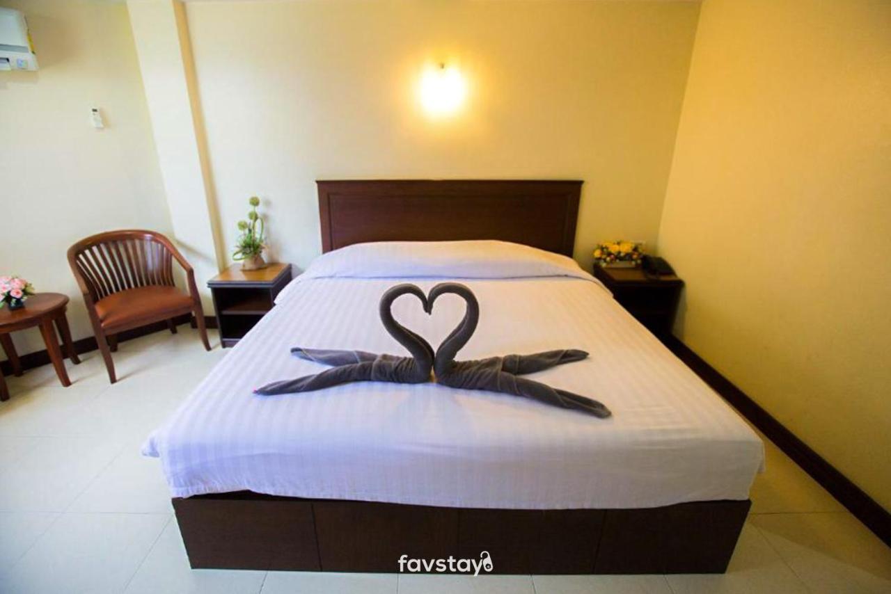 Twin Palms Suites And Residence Pattaya Bagian luar foto