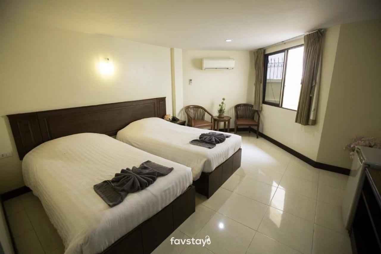 Twin Palms Suites And Residence Pattaya Bagian luar foto