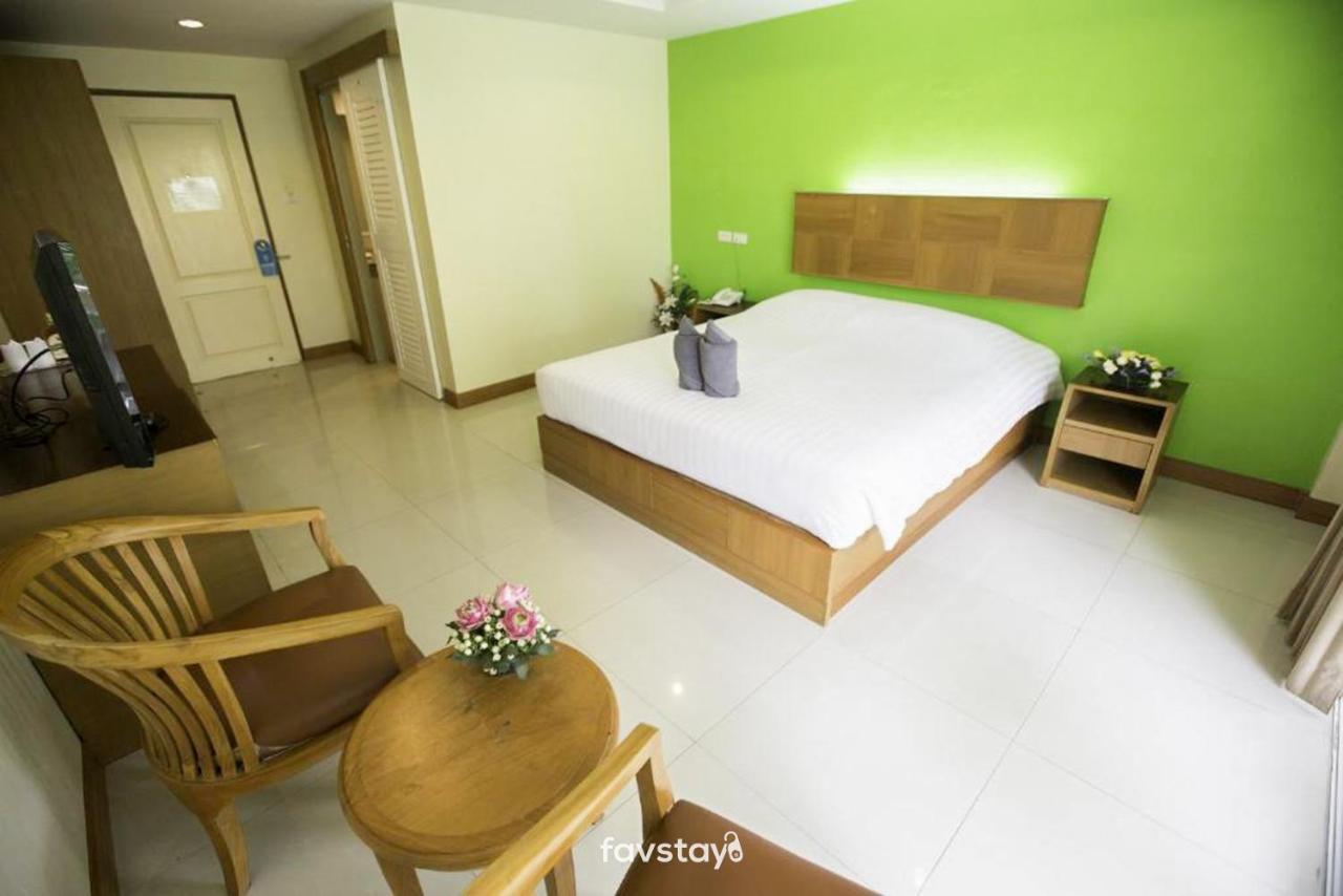 Twin Palms Suites And Residence Pattaya Bagian luar foto